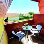 Nemes Apartmanhaz Апартаменты *