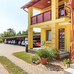 Nemes Apartmanhaz *